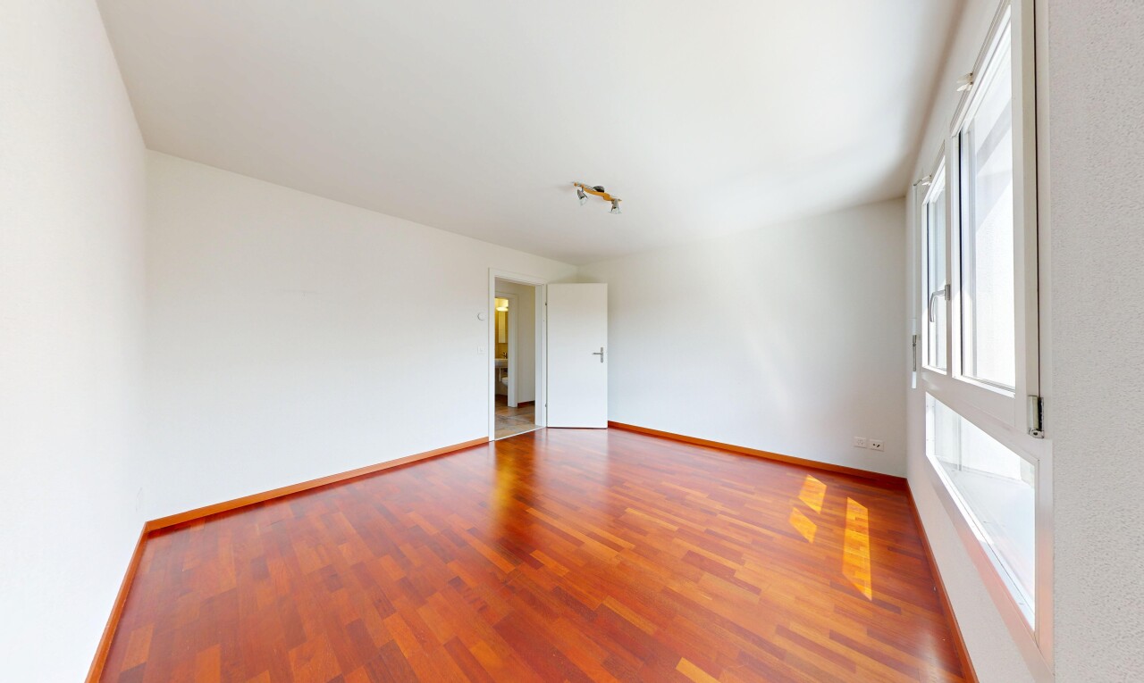 pièce vide avec inside property, sol en finition bois, wood finish floor, cloison sèche, et drywall