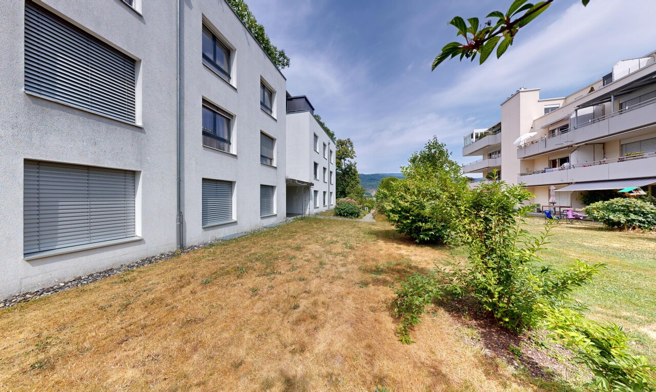 extérieur du bâtiment avec apartment complex view, vue sur le complexe d'appartements, day time, et from community