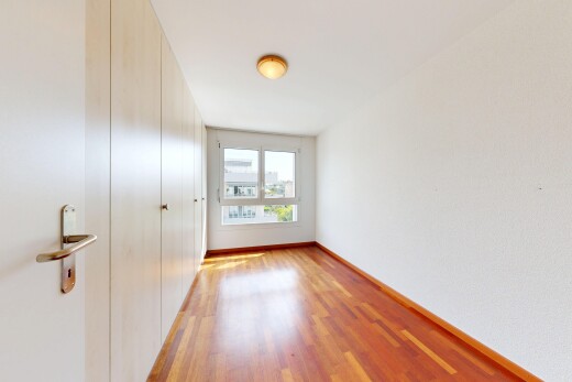pièce vide avec sol en finition bois, wood finish floor, plinthes murales, baseboards wall, et lumière naturelle