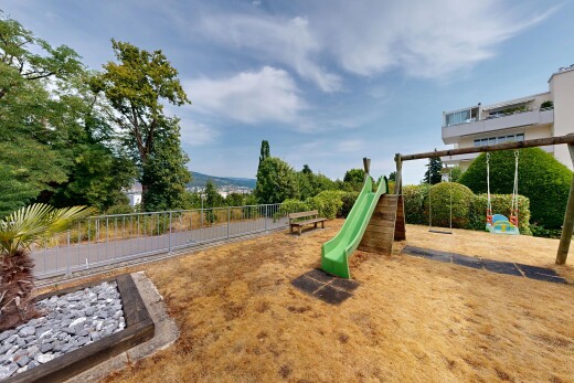 jardin avec aire de jeux, day time, et clôture