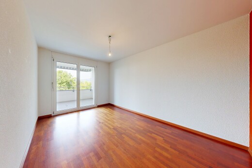 pièce vide avec sol en finition bois, wood finish floor, inside property, lumière naturelle, et natural light