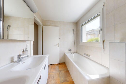 salle de bains avec salle de bain complète, tile wall, mur en carrelage, double vasque, et light floor