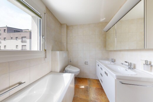 salle de bains avec mur en carrelage, tile wall, salle de bain complète, bain, et double vasque