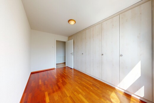 pièce vide avec sol en finition bois, wood finish floor, inside property, cloison sèche, et drywall