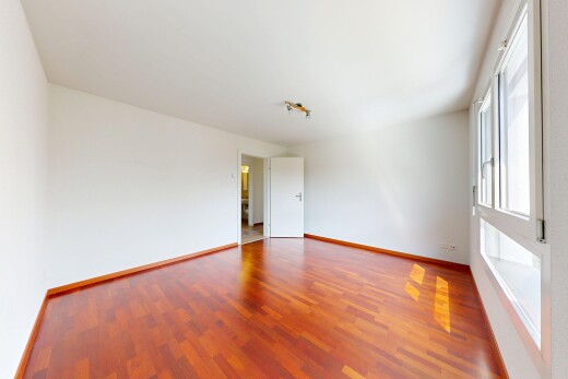 pièce vide avec inside property, sol en finition bois, wood finish floor, cloison sèche, et drywall