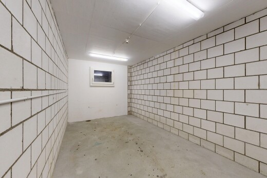 réception / lobby avec unfinished concrete floor, concrete floor, et inside property