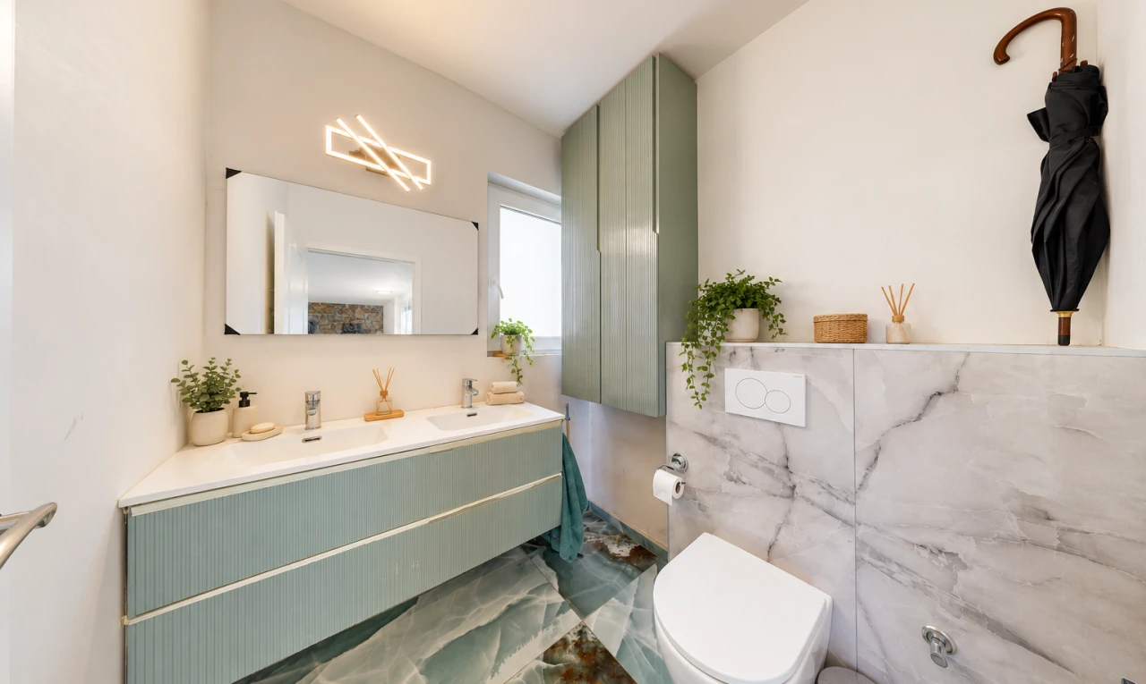 salle de bains avec lavabo (ou coiffeuse selon le contexte), drywall, cloison sèche, inside property, et évier