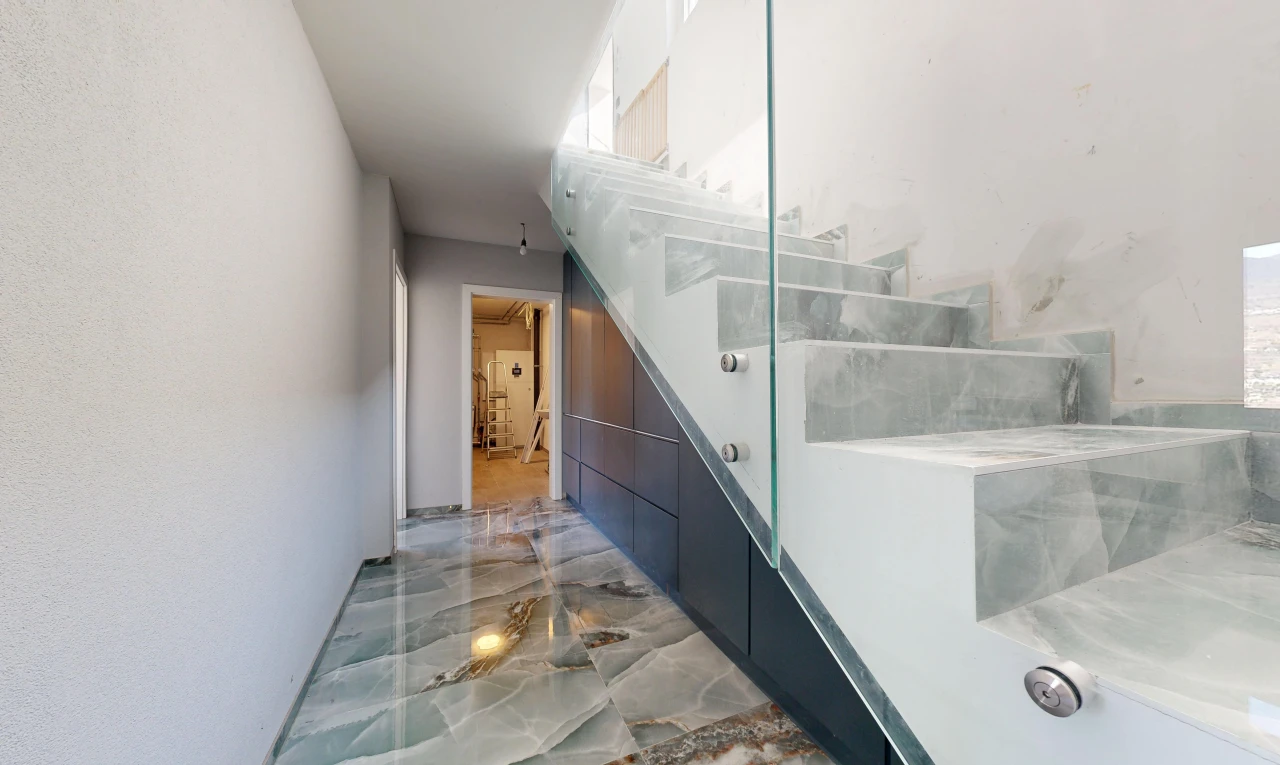 escaliers avec marble finish floor, sol en finition marbre, drywall, cloison sèche, et marble tile