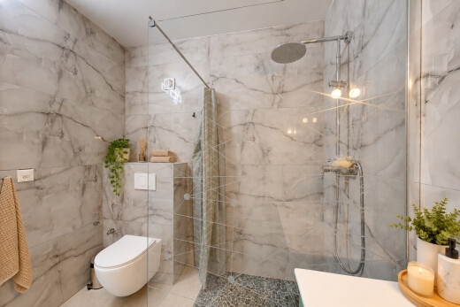 salle de bains avec salle de bain complète, douche, tile wall, mur en carrelage, et inside property