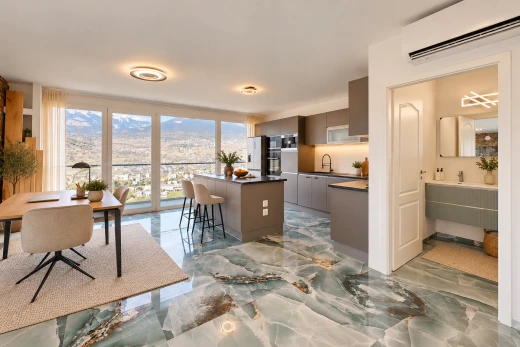 salle à manger avec climatiseur mural, vue sur la montagne, mountain view, marble finish floor, et sol en finition marbre