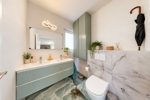 salle de bains avec lavabo (ou coiffeuse selon le contexte), drywall, cloison sèche, inside property, et évier