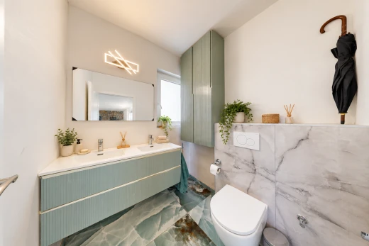 salle de bains avec lavabo (ou coiffeuse selon le contexte), drywall, cloison sèche, inside property, et évier