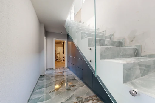 escaliers avec marble finish floor, sol en finition marbre, drywall, cloison sèche, et marble tile