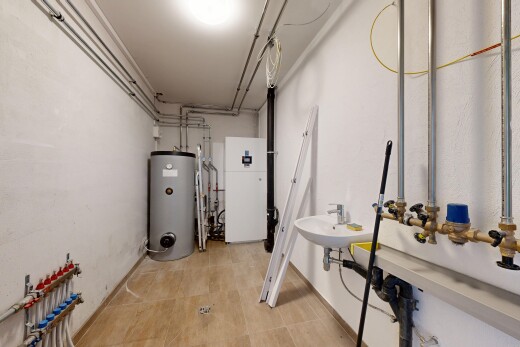 buanderie avec chauffe-eau, inside property, évier, drywall, et cloison sèche