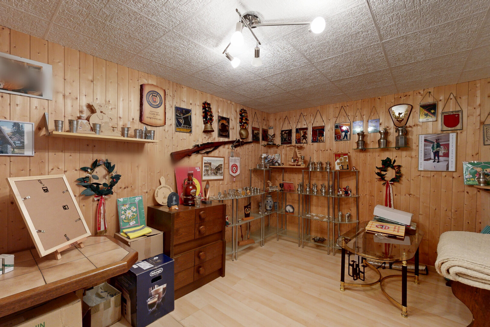 bureau avec dated wood wall, mur en bois, wood wall, sol en finition bois, et wood finish floor