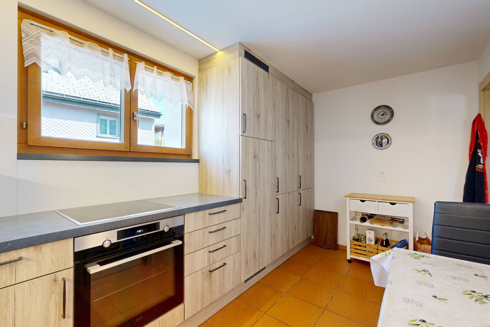 cuisine avec four, cloison sèche, drywall, armoires marron clair, et light brown cabinets