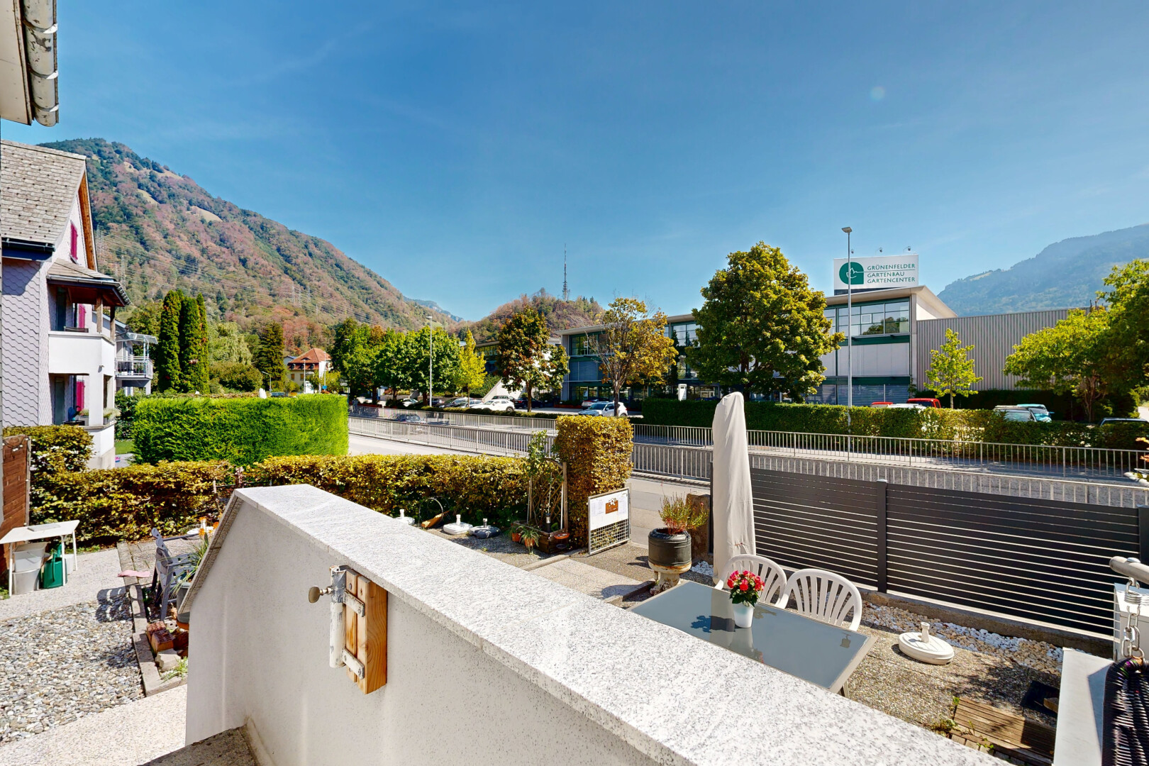terrasse avec mountain view, vue sur la montagne, day time, et view focus