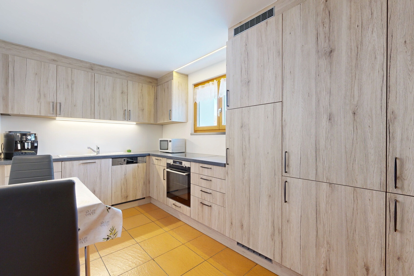 cuisine avec light brown cabinets, armoires marron clair, flat panel cabinets, armoires à panneau plat, et light floor