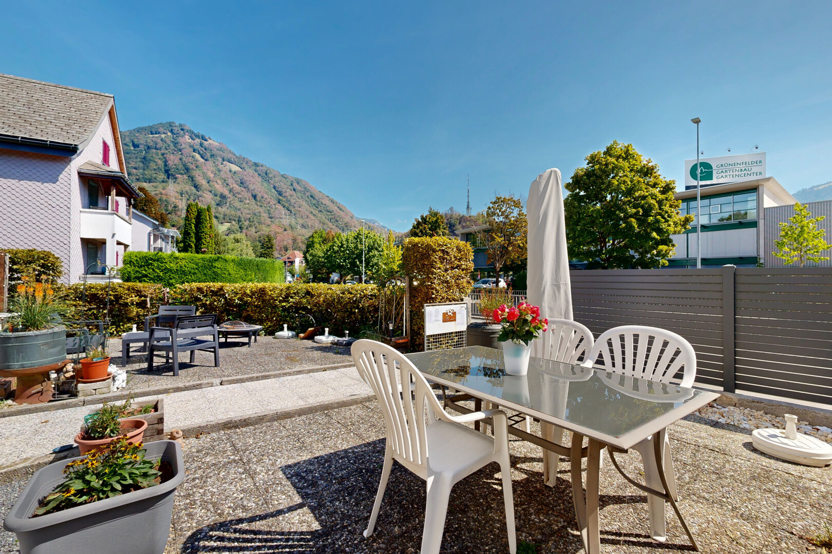 terrasse avec terrasse, vue sur la montagne, mountain view, coin repas extérieur, et clôture