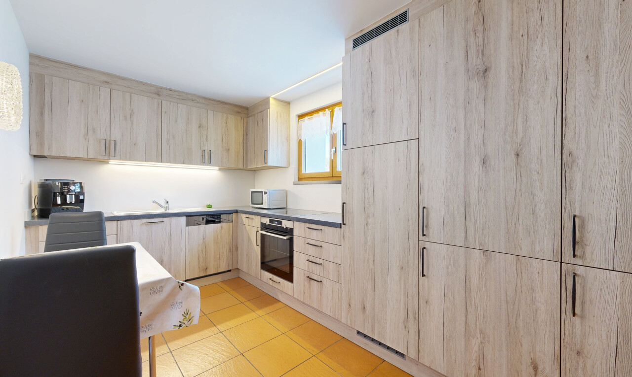 cuisine avec light brown cabinets, armoires marron clair, flat panel cabinets, armoires à panneau plat, et light floor