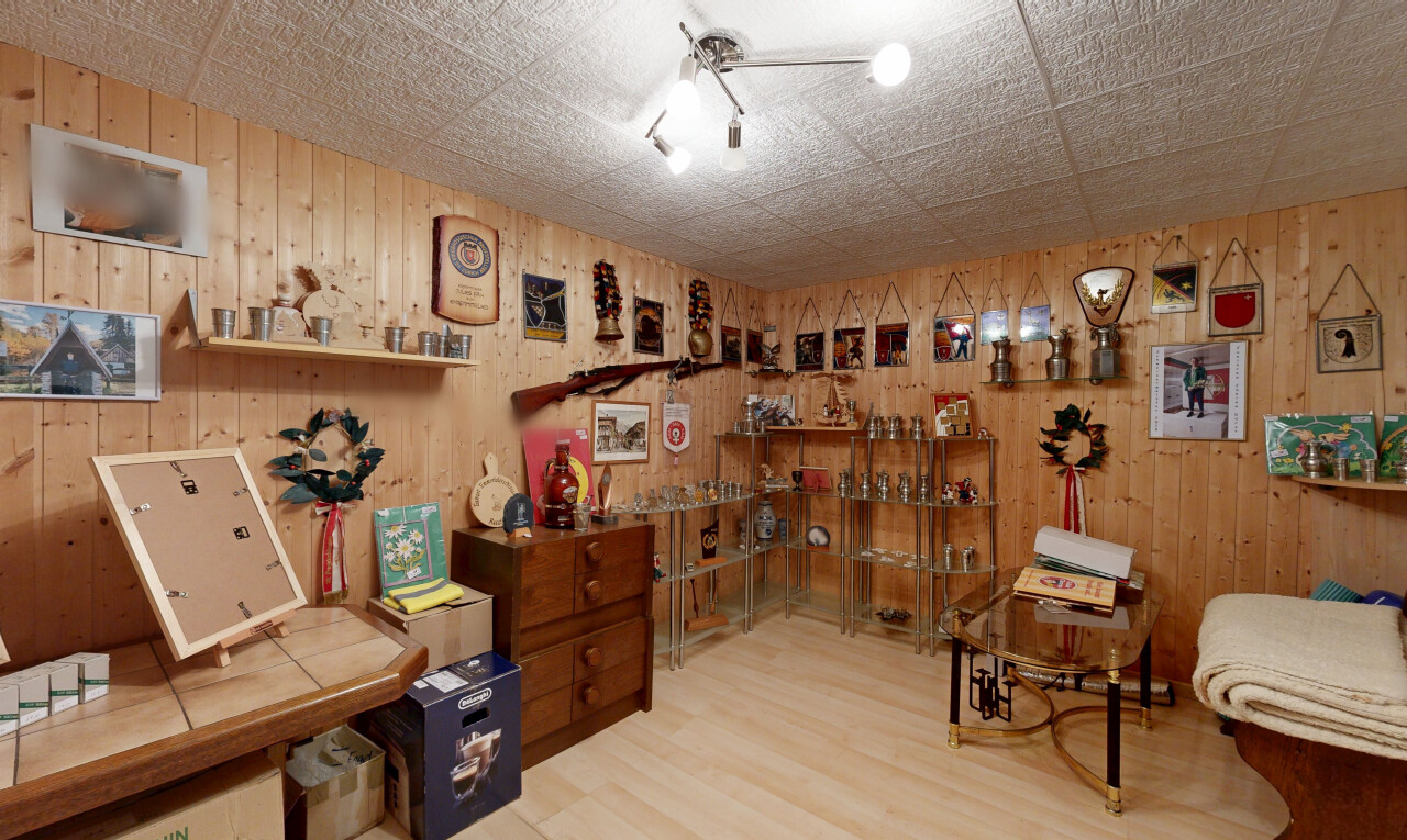 bureau avec dated wood wall, mur en bois, wood wall, sol en finition bois, et wood finish floor