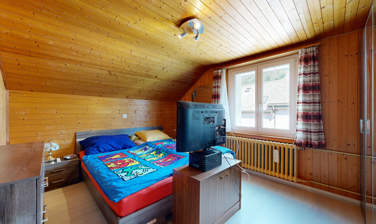 chambre avec wood wall, mur en bois, dated wood wall, radiateur, et plafond bas