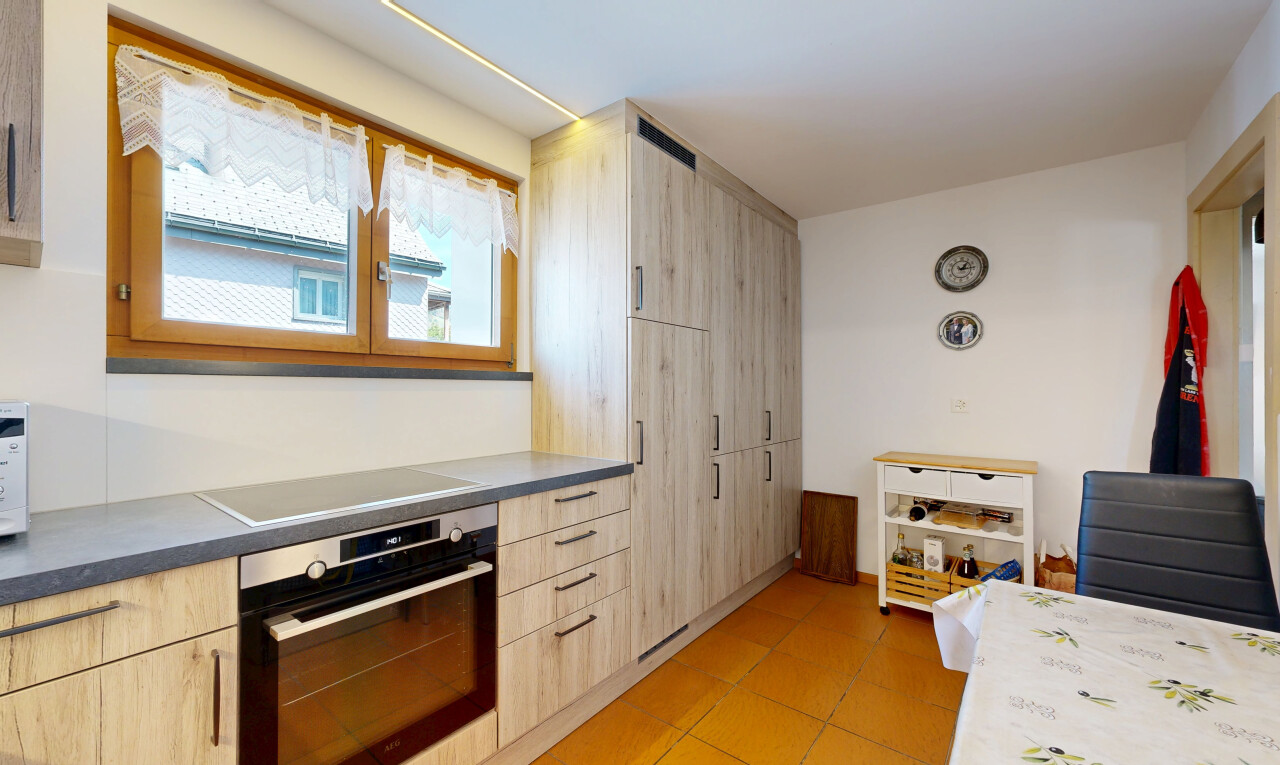 cuisine avec four, cloison sèche, drywall, armoires marron clair, et light brown cabinets