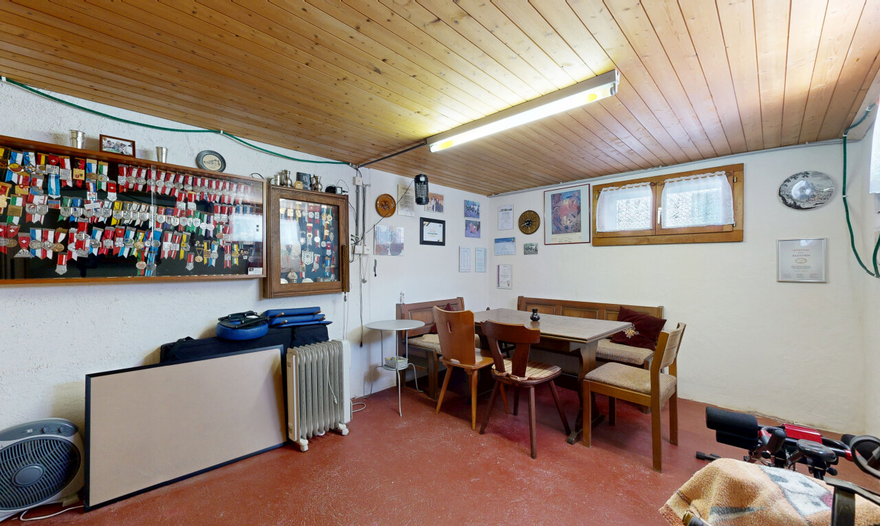 salle à manger avec radiateur, wood ceiling, plafond en bois, inside property, et drywall