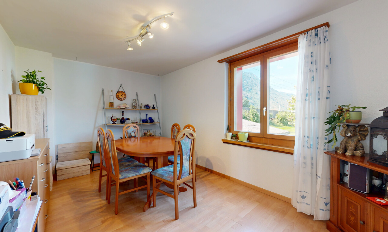 salle à manger avec éclairage sur rail, light floor, drywall, cloison sèche, et inside property