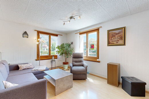 salon avec éclairage sur rail, wood finish floor, sol en finition bois, inside property, et drywall