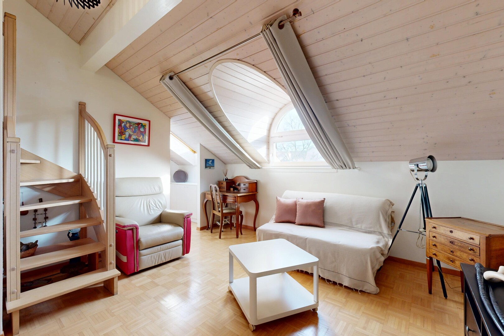 salon avec pièce supplémentaire, cloison sèche, drywall, plafond voûté, et vaulted ceiling