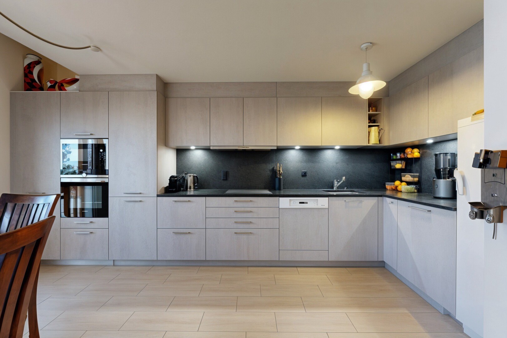 cuisine avec plans de travail, éclairage suspendu, inside property, étagères ouvertes, et micro-ondes