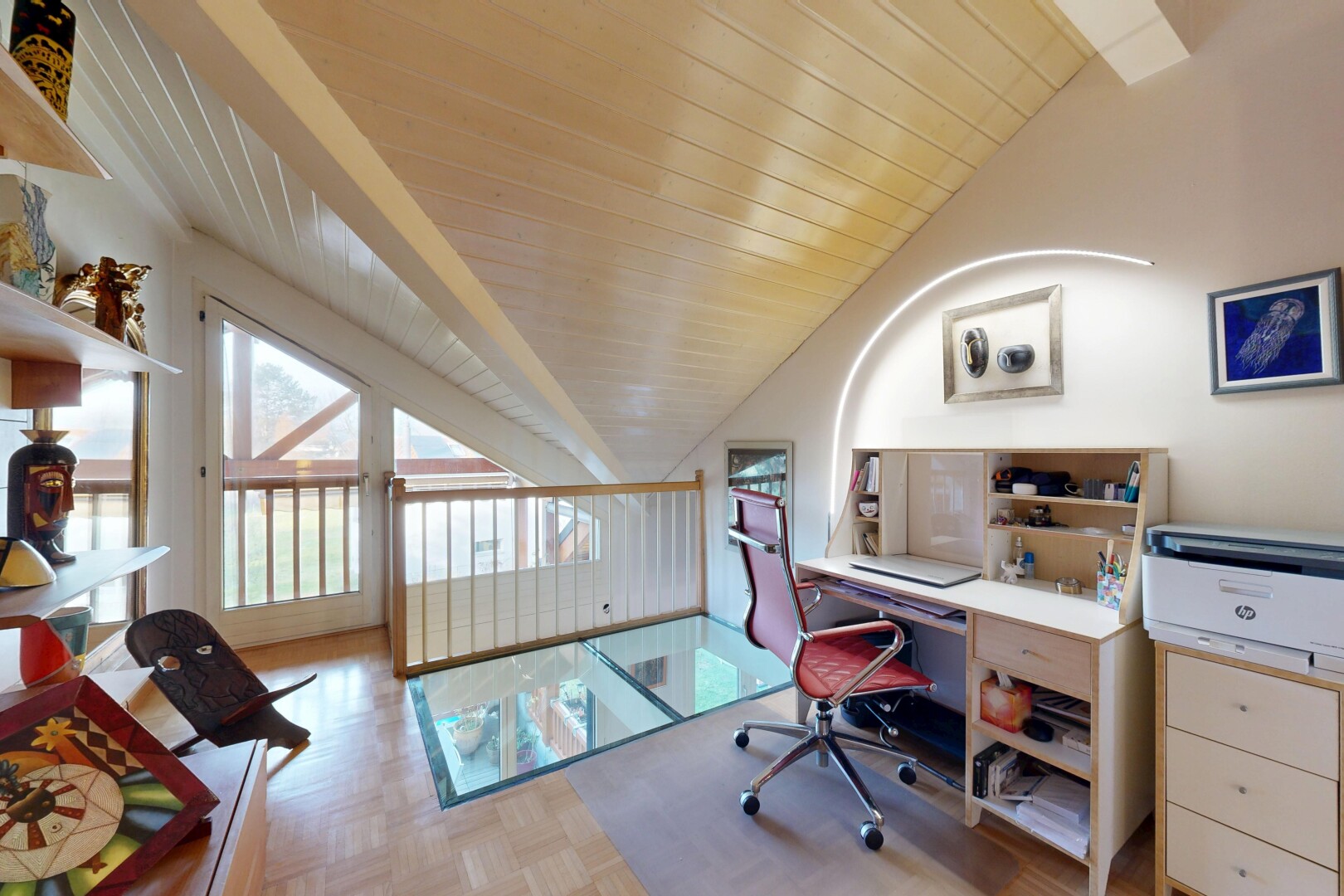 bureau avec plafond voûté, vaulted ceiling, parquet floor, espace bureau, et inside property