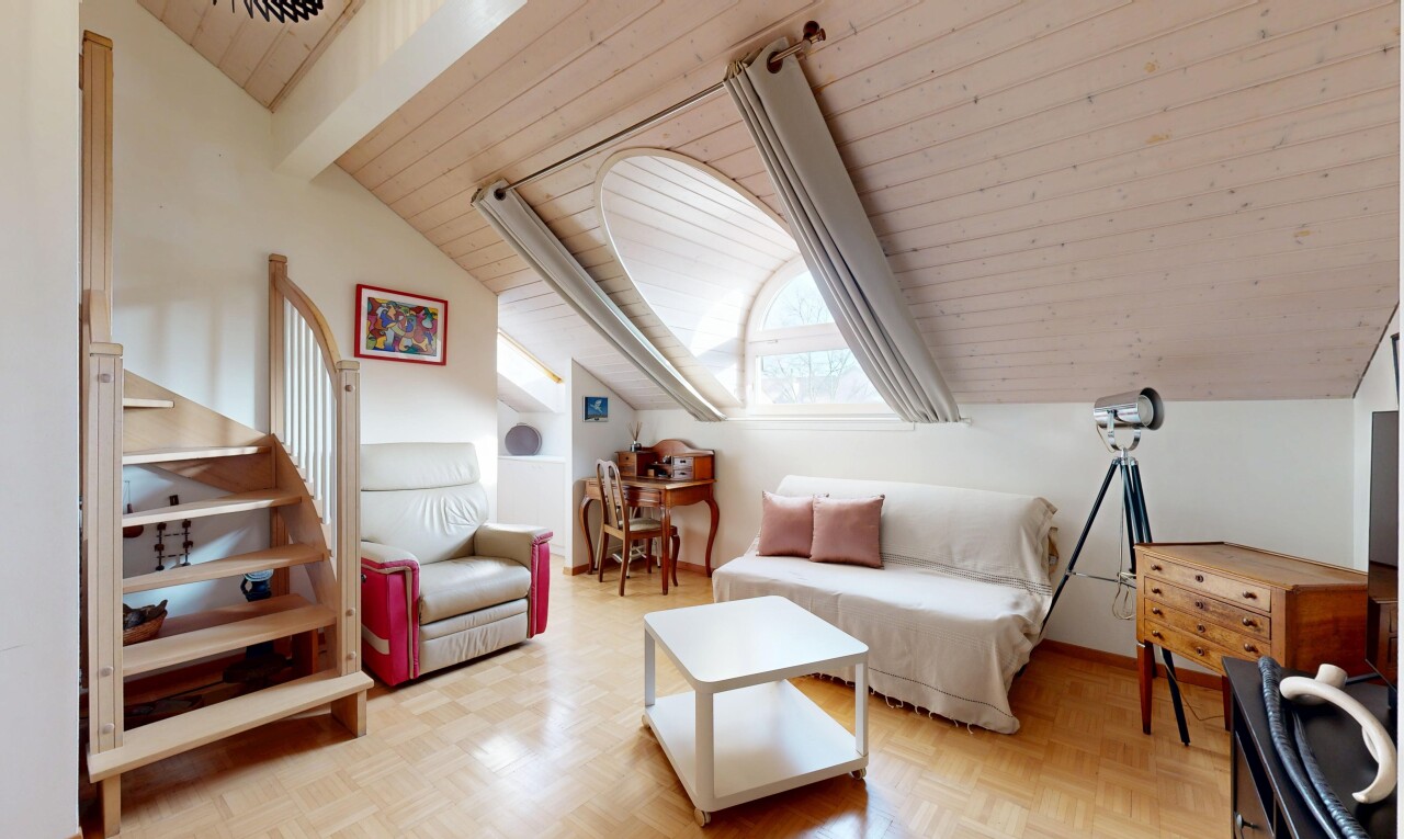 salon avec pièce supplémentaire, cloison sèche, drywall, plafond voûté, et vaulted ceiling