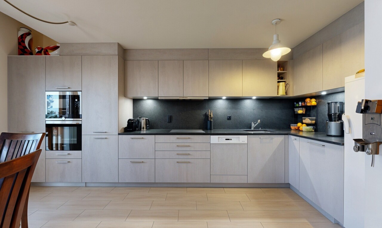 cuisine avec plans de travail, éclairage suspendu, inside property, étagères ouvertes, et micro-ondes
