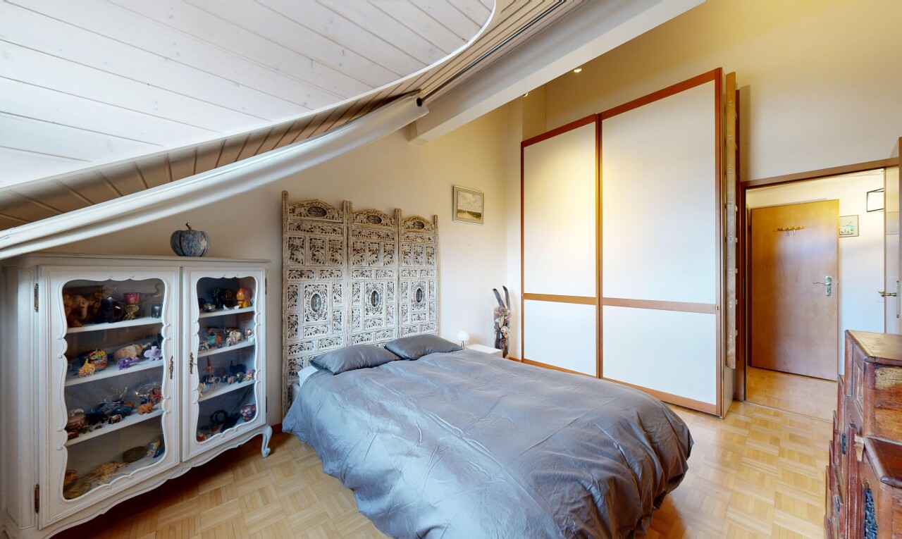 chambre avec parquet floor, inside property, placard, cloison sèche, et drywall