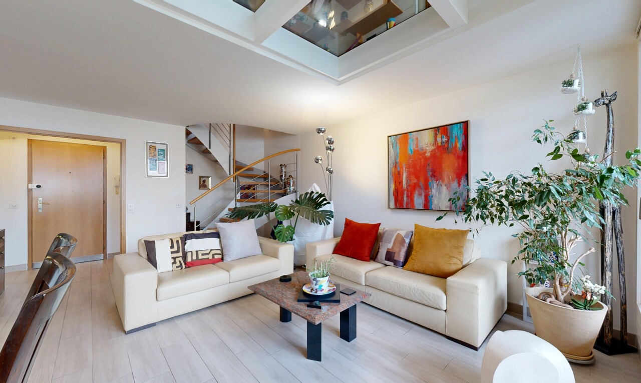 salon avec cloison sèche, drywall, inside property, sol en finition bois, et wood finish floor
