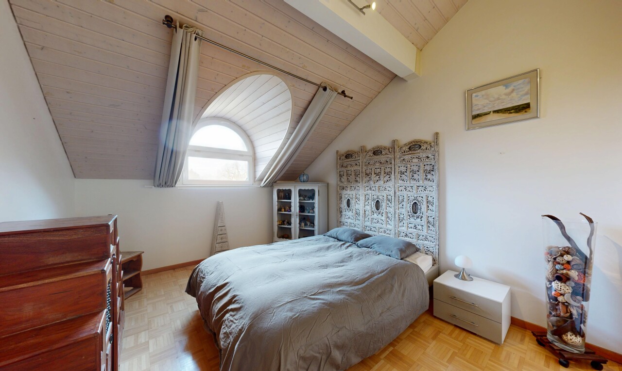 chambre avec plafond voûté, vaulted ceiling, plafond en bois, wood ceiling, et cloison sèche