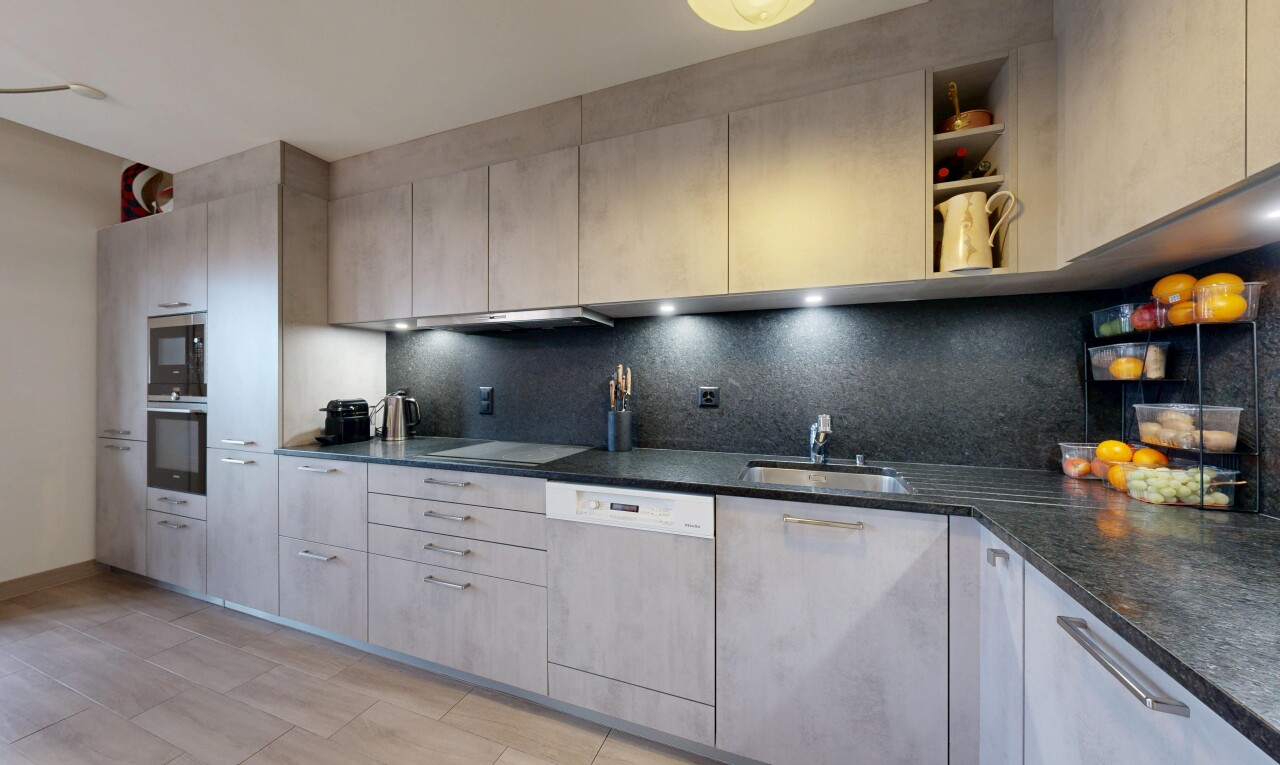 cuisine avec inside property, lave-vaisselle, four, plans de travail en pierre, et micro-ondes
