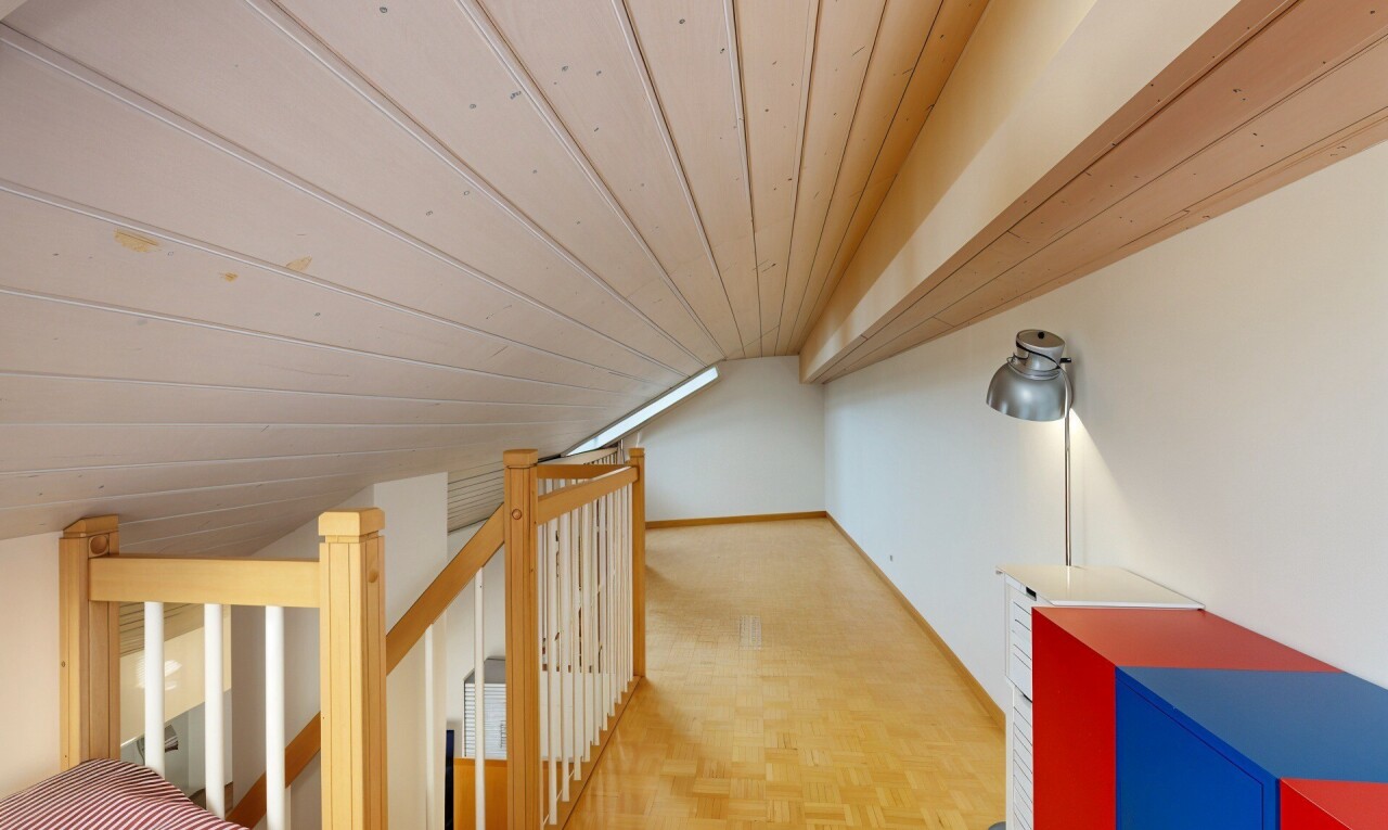 couloir avec plafond en bois, wood ceiling, cloison sèche, drywall, et plafond bas