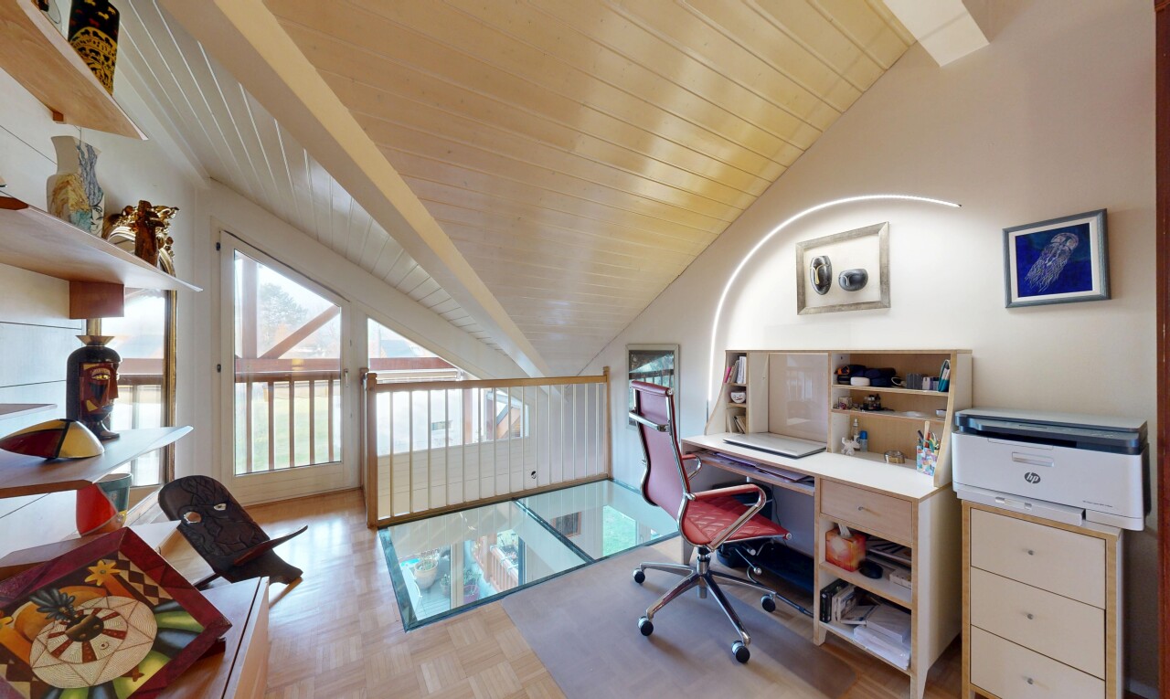bureau avec plafond voûté, vaulted ceiling, parquet floor, espace bureau, et inside property