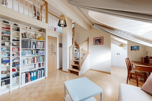 salon / salle à manger avec escaliers, cloison sèche, drywall, inside property, et parquet floor