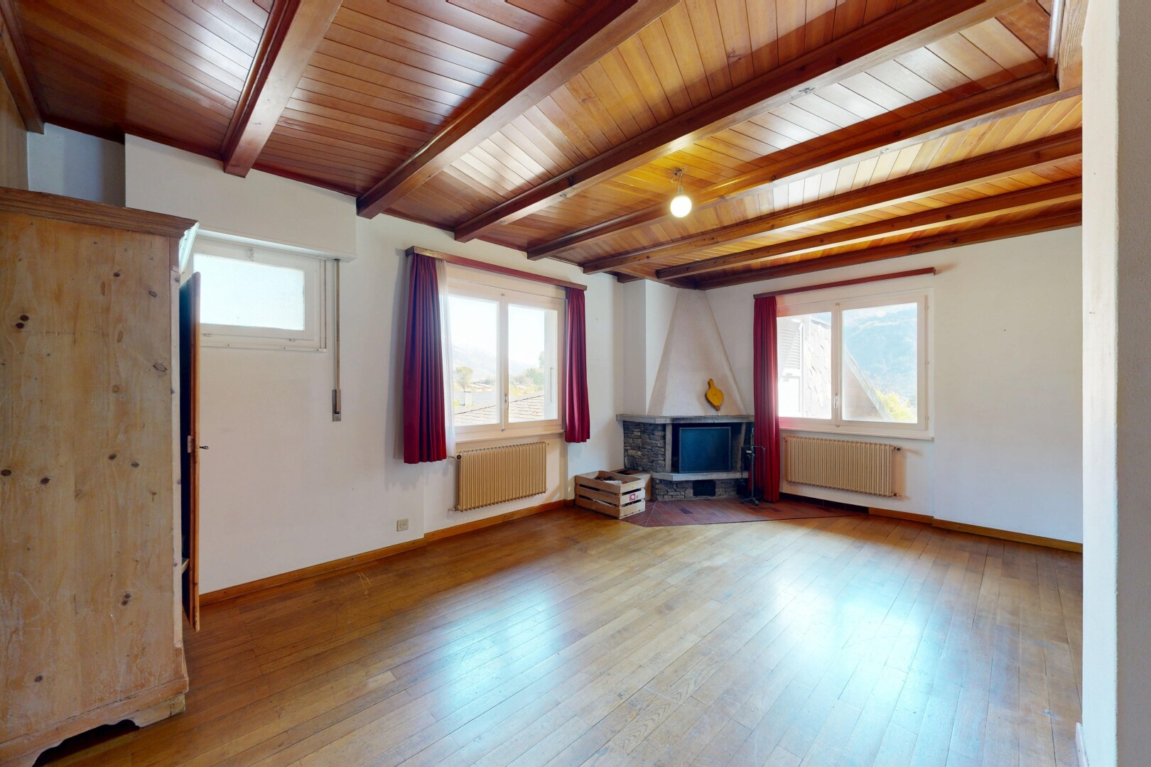 pièce vide avec sol en finition bois, wood finish floor, radiateur, cloison sèche, et drywall