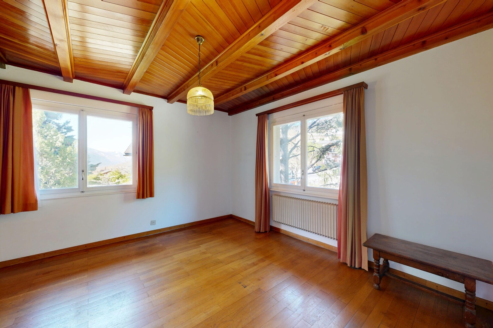 pièce vide avec cloison sèche, drywall, sol en finition bois, wood finish floor, et inside property