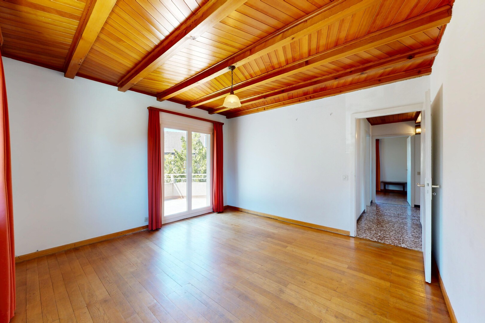pièce vide avec inside property, cloison sèche, drywall, plafond en bois, et wood ceiling