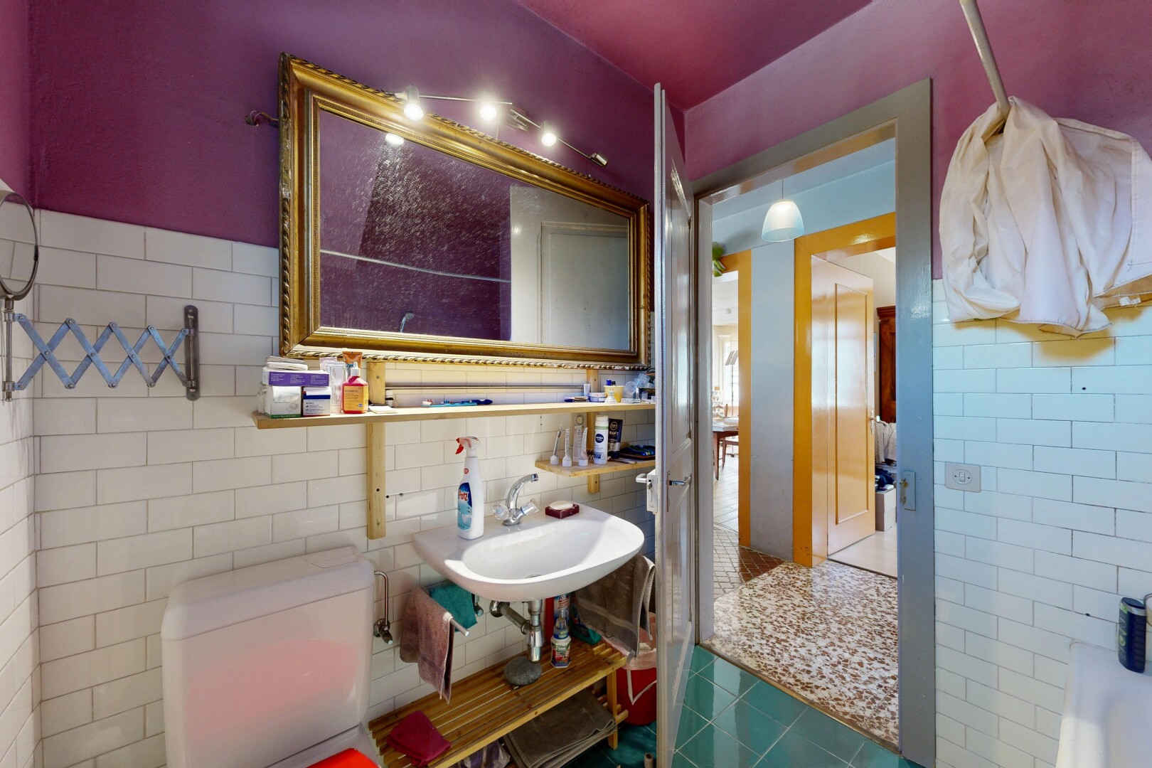 salle de bains avec mur en carrelage, tile wall, toilette, évier, et inside property