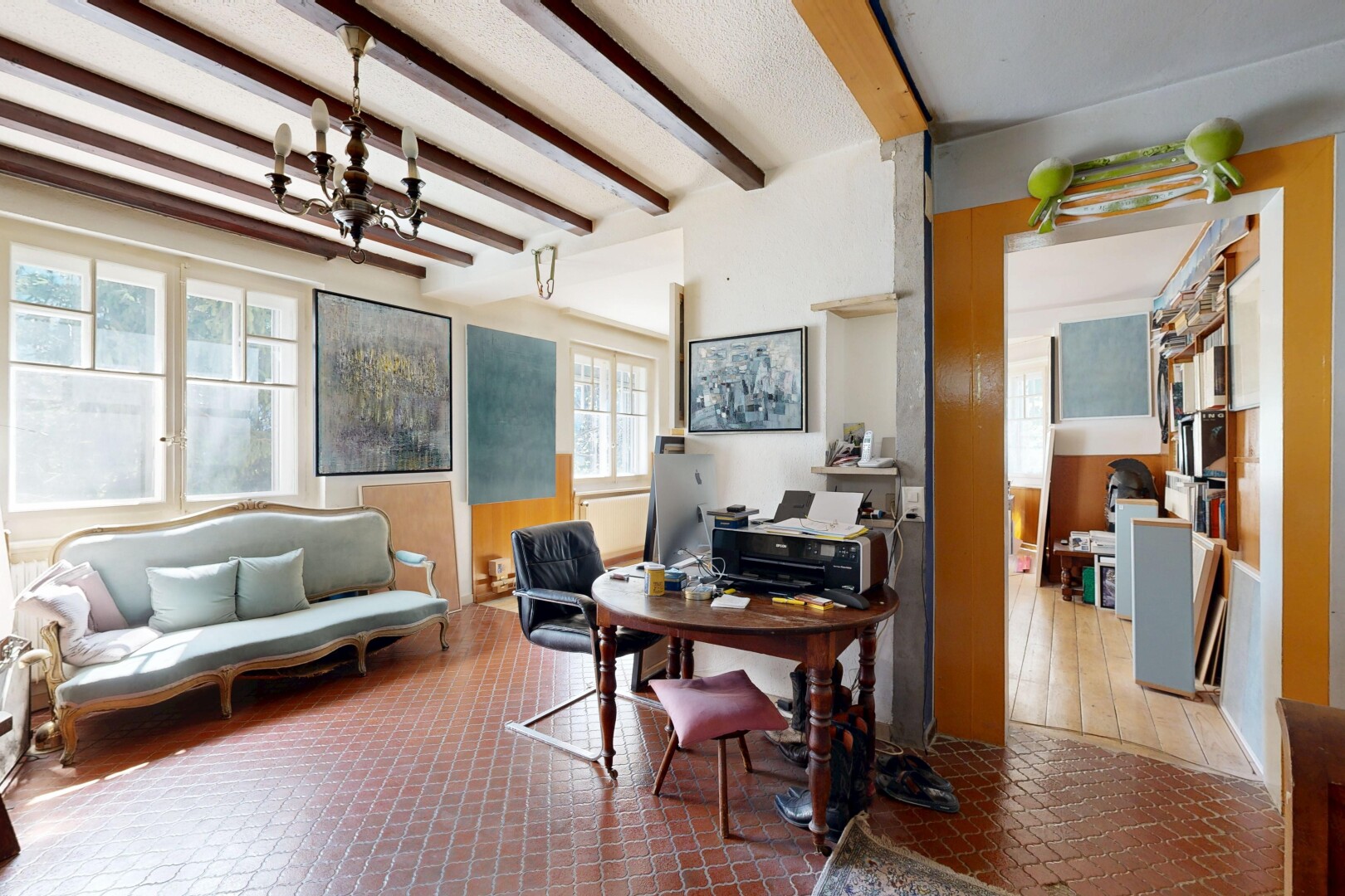 bureau avec beamed ceiling, inside community, lumière naturelle, natural light, et lustre remarquable