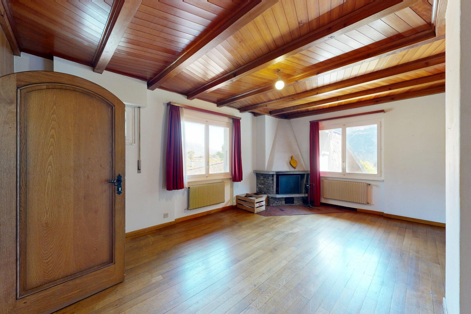 pièce vide avec sol en finition bois, wood finish floor, radiateur, inside property, et cloison sèche