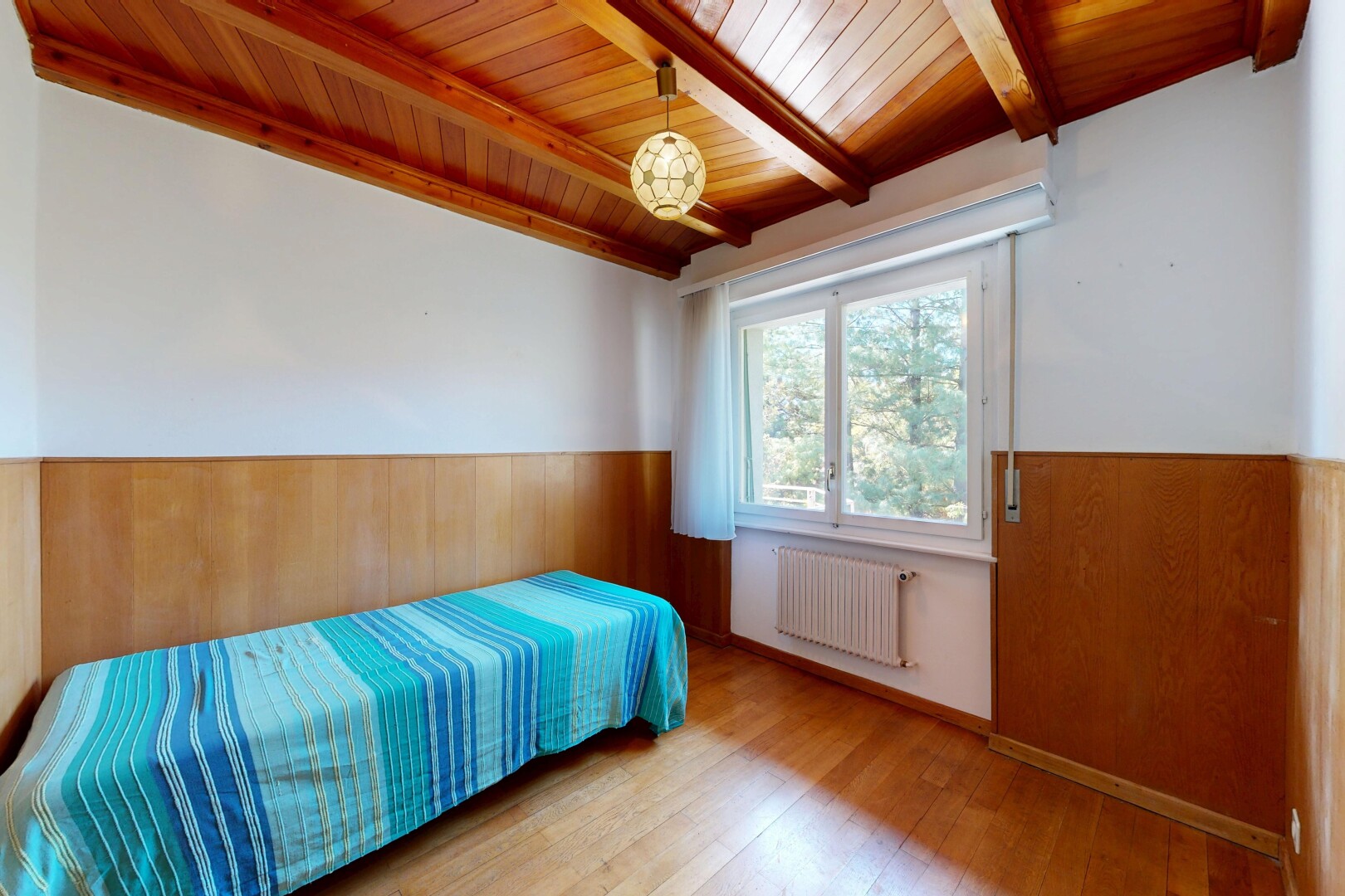 chambre avec mur en bois, wood wall, mur à lambris, wainscot wall, et plafond à poutres