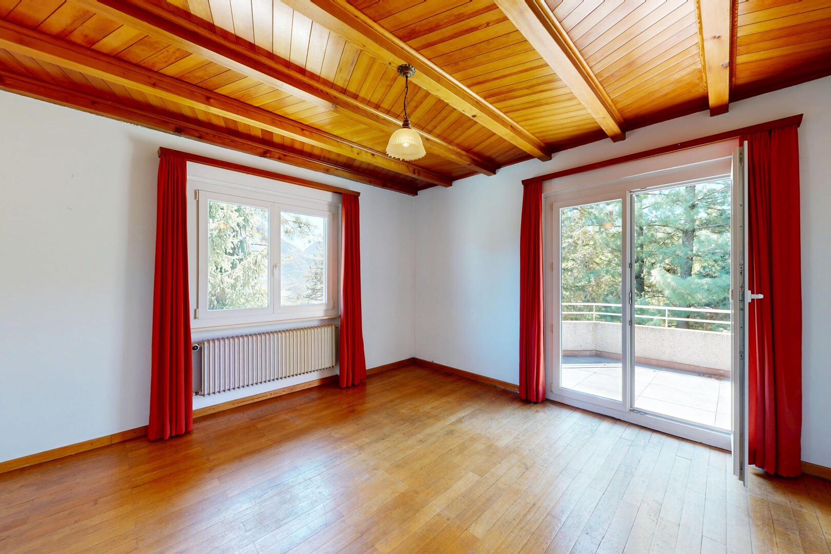 pièce vide avec plafond à poutres, beamed ceiling, radiateur, plinthes murales, et baseboards wall